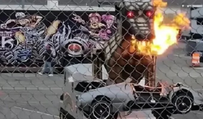 Car enthusiasts destroyed a historic supercar for the sake of a show (2 photos + 1 video)