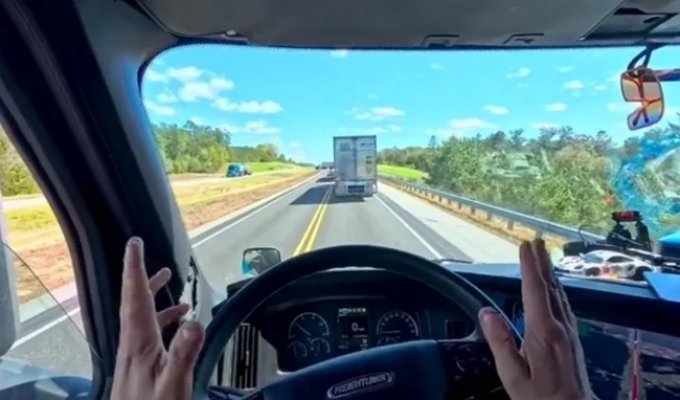 Дальнобійник встановив у кабіну дорогий ПК з кермом, щоб грати у перегони у пробках (5 фото)