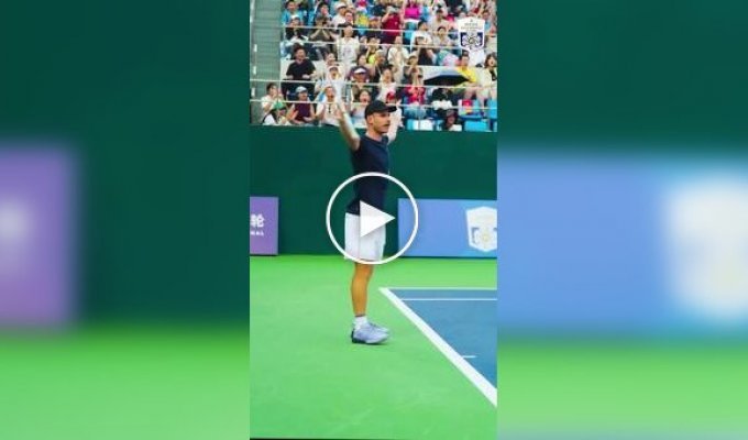 Теннисист порадовал зрителей отличным ударом