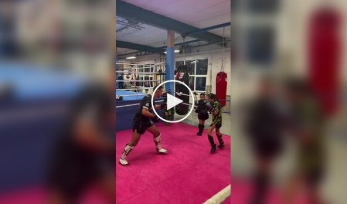 10-річна спортсменка демонструє майстерність у кікбоксингу