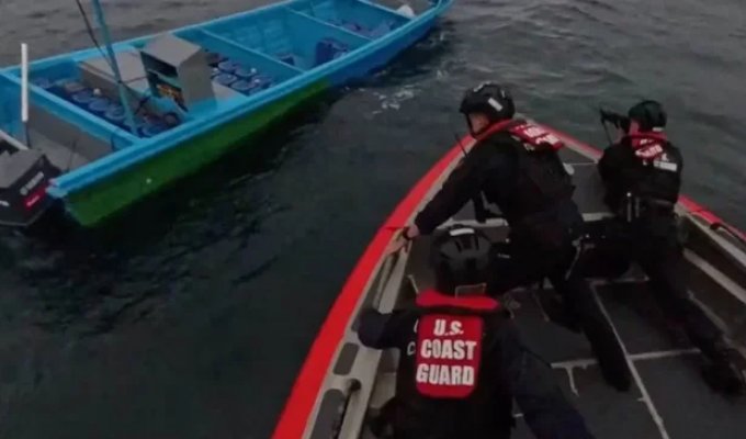 The US Coast Guard intercepted a record-breaking shipment of cocaine in the Pacific Ocean (3 photos + 1 video)