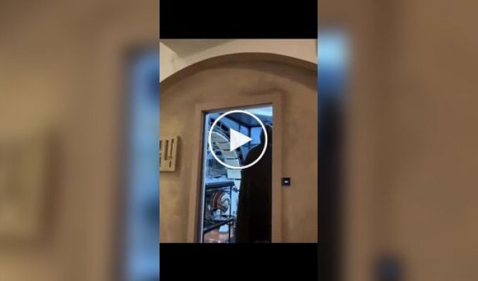 A Star Wars fan turned his man cave into a real starship