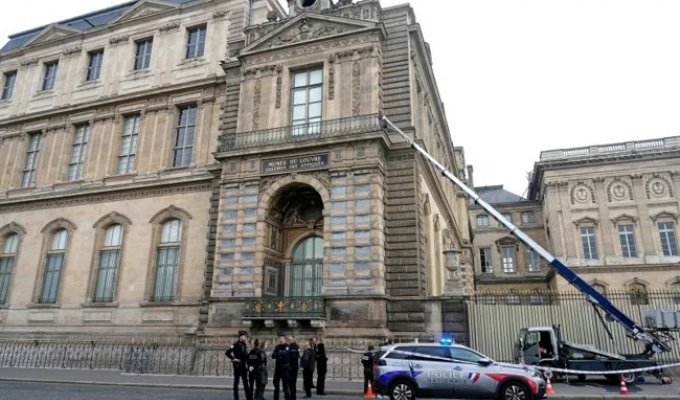 В сети появилось видео побега грабителей из Лувра (2 фото + 2 видео)