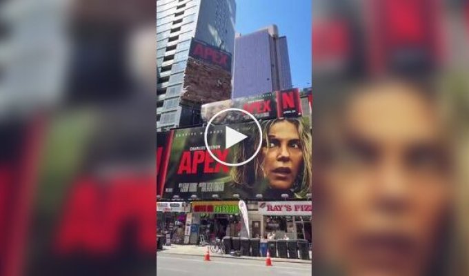 Шарлиз Терон покорила импровизированную «вершину» в центре Нью-Йорка