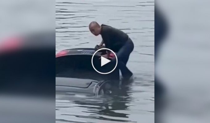 Героический поступок: мужчина спас человека из тонущей машины