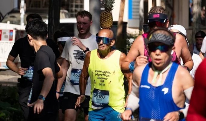 Пожилой мужчина бегает марафоны, удерживая ананас на голове (2 фото + 2 видео)