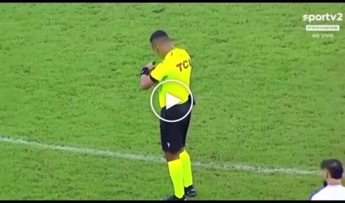 Футбольная команда повела в счете, ни разу не коснувшись мяча