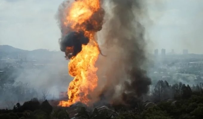 Взрыв на газопроводе в Малайзии (1 фото + 4 видео)