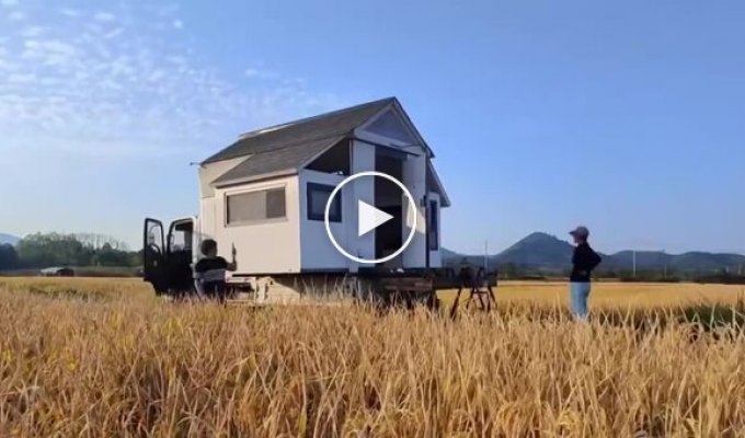 Семейная пара из Китая превратила обычный грузовичок в уютный передвижной дом