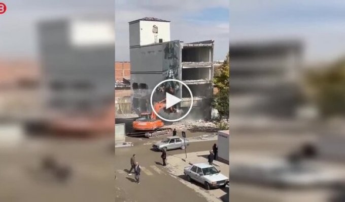 In Turkey, the demolition of a building turned into chaos: debris covered the street