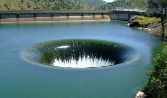 8 of the Most Impressive Holes in the Earth's Surface (9 Photos)