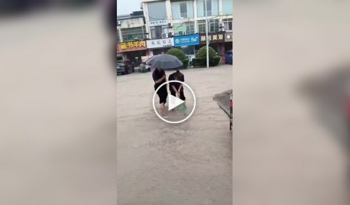 В Китае люди ловят рыбу на улицах после тайфуна