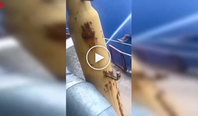 Девушка попыталась пробить струю воды головой