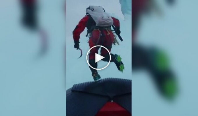 Крижана безодня і 15 метрів висоти не налякали: канадка стрибнула з айсберга заради рекорду