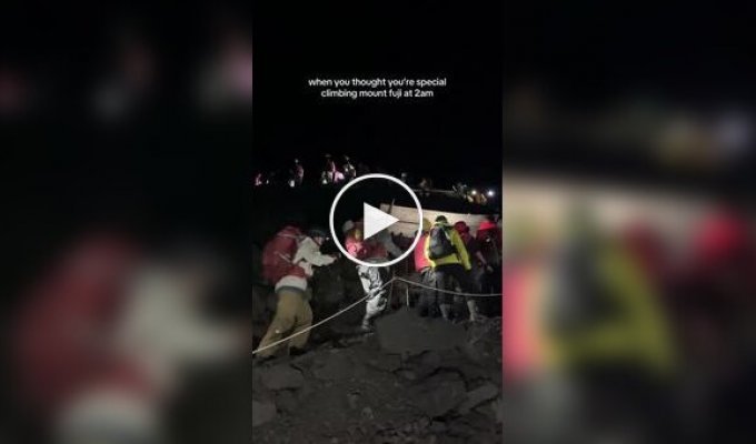 Турист показал обратную сторону восхождения на Фудзи