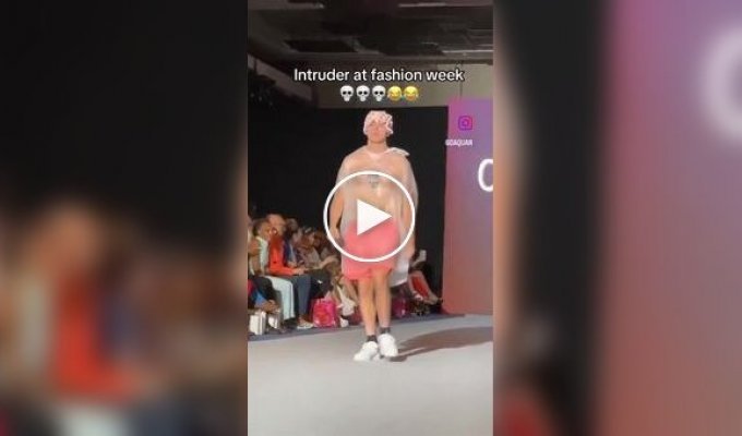 Жартівник вийшов на подіум у сміттєвому мішку на Тижня моди