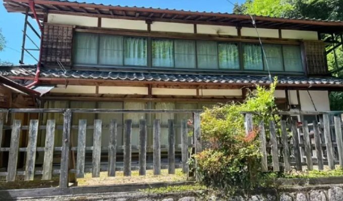 Free mansion in Japan (4 photos)