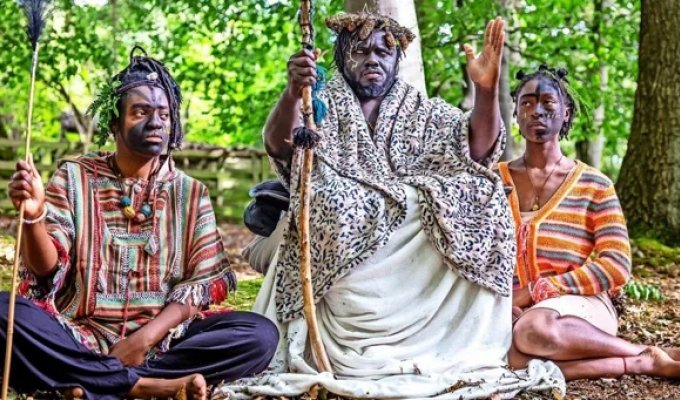 A couple settled in the forest and founded their own kingdom there (5 photos)