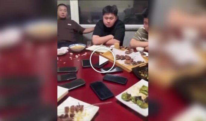 Мужская забава: чья девушка или жена позвонит первой, тот угощает всех