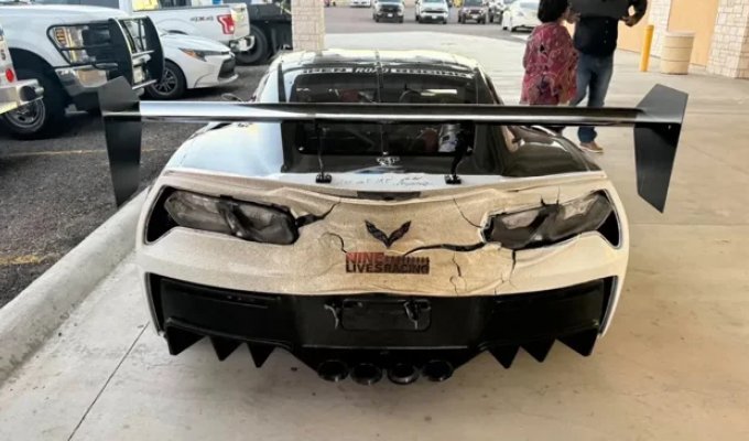 Chevrolet Corvette расплавился от долгой езды на высокой скорости (2 фото)