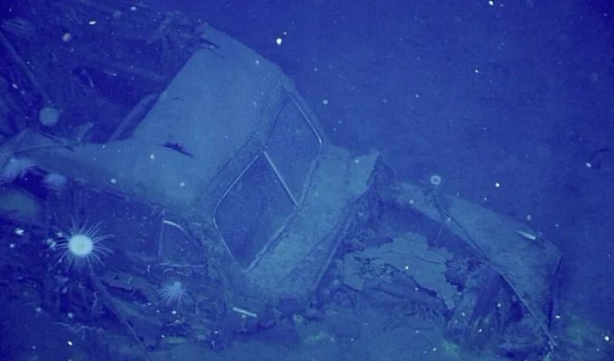 На затонувшем авианосце времён Второй мировой войны обнаружен загадочный автомобиль (6 фото)