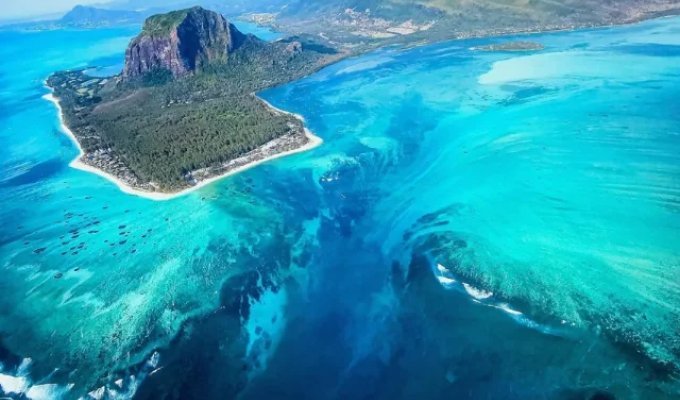 Underwater Waterfall Off the Coast of Mauritius: A Brilliant Illusion of Nature (2 photos)