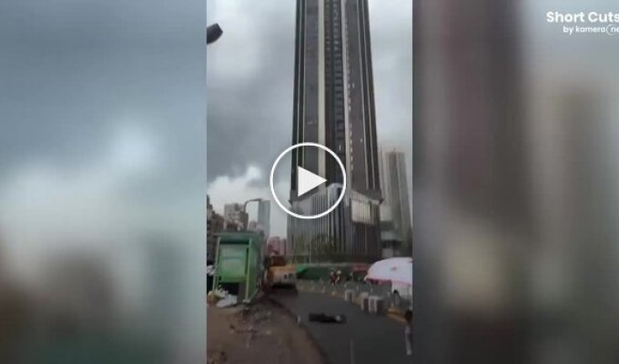 Мощный ветер превратил подвесную люльку в смертельно опасный аттракцион