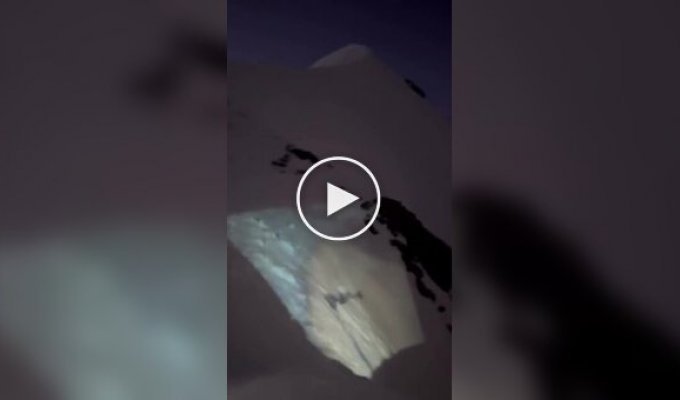 Парни сыграли в любимую игру на фоне горного пейзажа