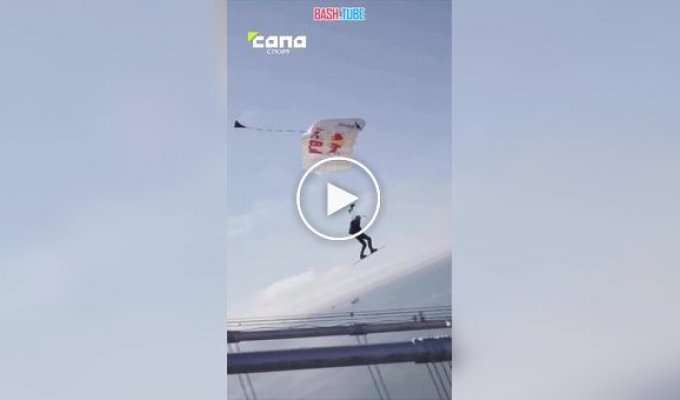 An extreme sportsman performed a unique trick, for the first time in the world combining surfing and sliding on a bridge
