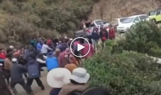 Residents of Bolivia pulled a car out of a cliff together