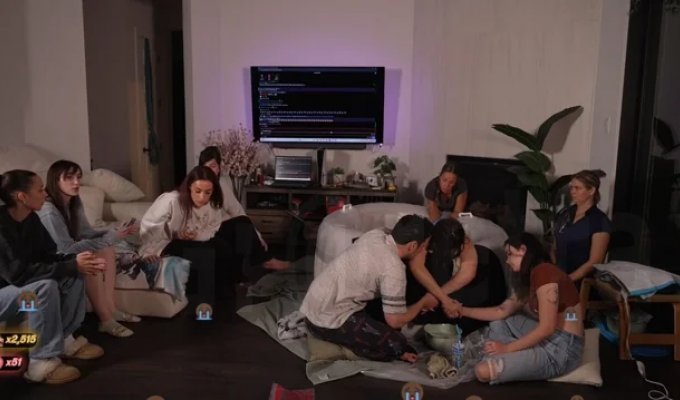 Стримерша превратила собственные роды в шоу (3 фото + 2 видео)