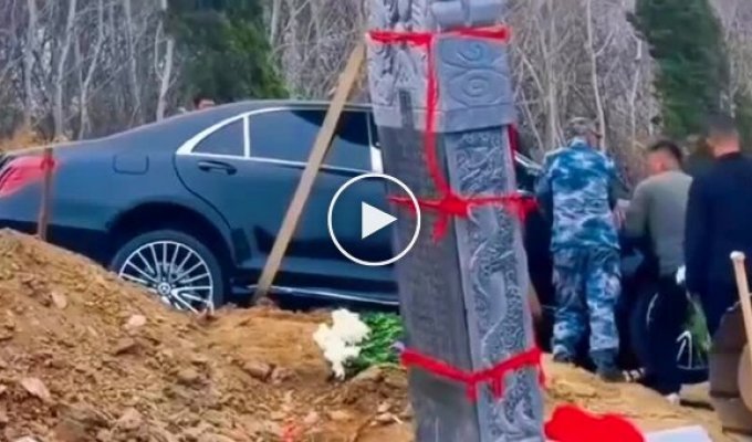 Бізнесмена поховали разом з Mercedes