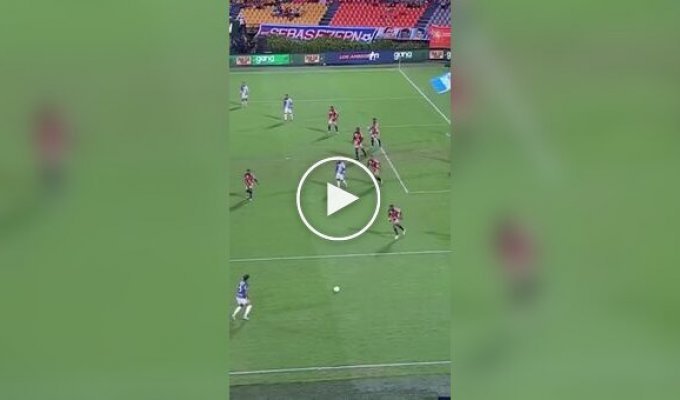 Самый необычный гол года: в Колумбии травмированный футболист забил попой