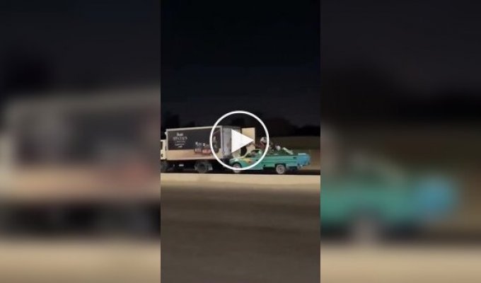 У Єгипті грабіжники на ходу обчистили вантажівку, влаштувавши трюк як у бойовику