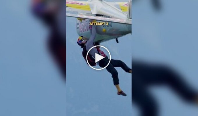 Скалолаз против гравитации: Домен Скофич перелез через самолет на высоте 2500 метров
