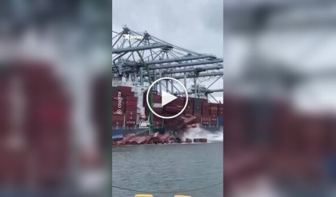 Containers fell off a cargo ship during unloading