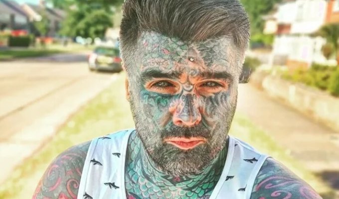 The most tattooed man in Britain complained to the authorities that he cannot watch porn because of a new law (4 photos)