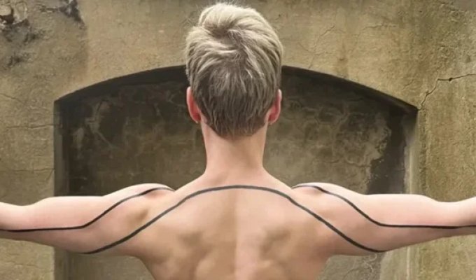 Perfect geometry: a man made a non-standard tattoo on his body (4 photos)