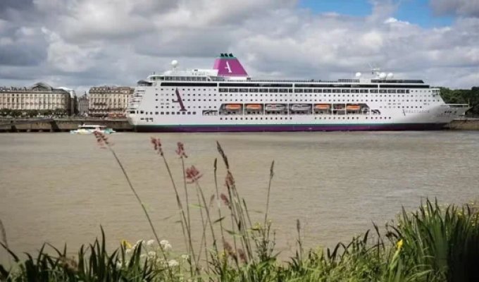 Another Cruise Ship Quarantined Due to a Virus (2 photos) (photo)