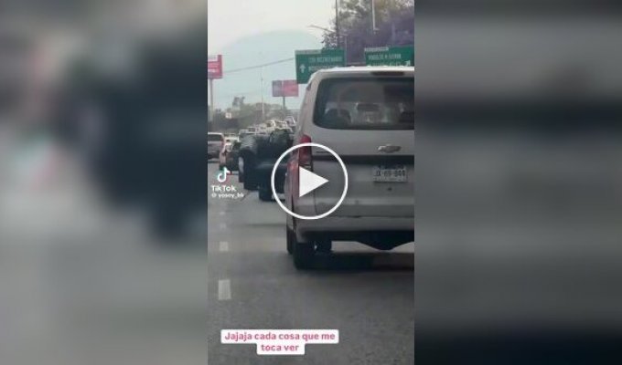 Велосипедист тащил большой диван по оживленной автостраде
