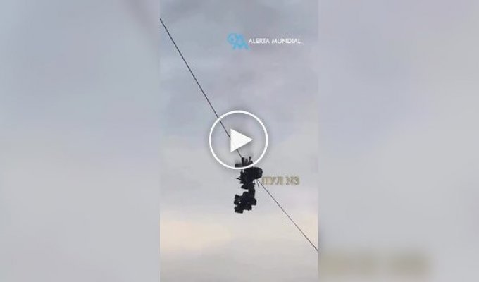 Підвісна камера спалахнула і впала на футбольне поле