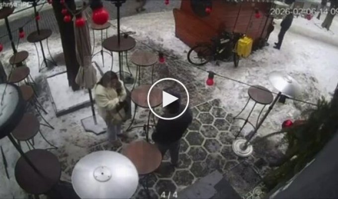 Ice fell from a roof on passersby