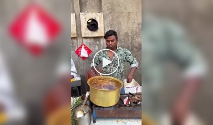 A tourist showed how they prepare street tea for 15 rupees in India