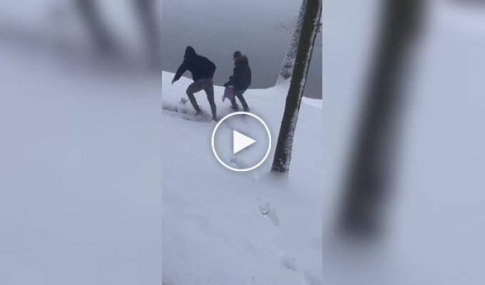 A child nearly gets hurt while sledding