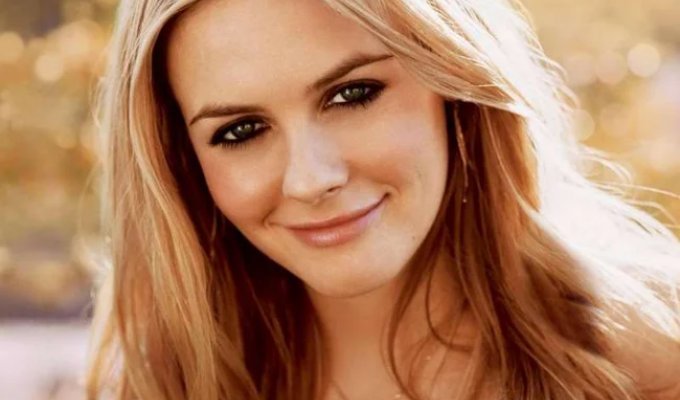10 Most Beautiful TV Stars of the '90s (11 Photos)