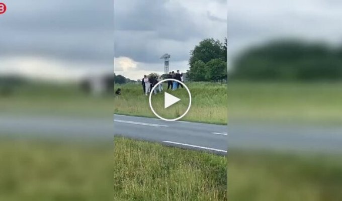 Спуск величезного судна закінчився для глядачів несподіваним душем