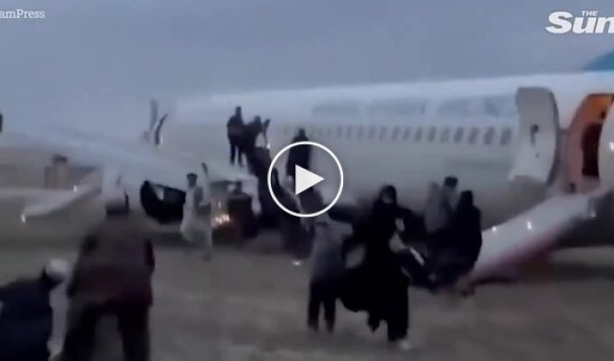 Аварійна посадка літака в Афганістані