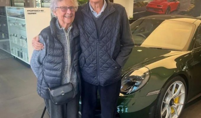 A 92-year-old couple in the UK bought a Porsche 911 GT3 to celebrate their 70th wedding anniversary (2 photos)
