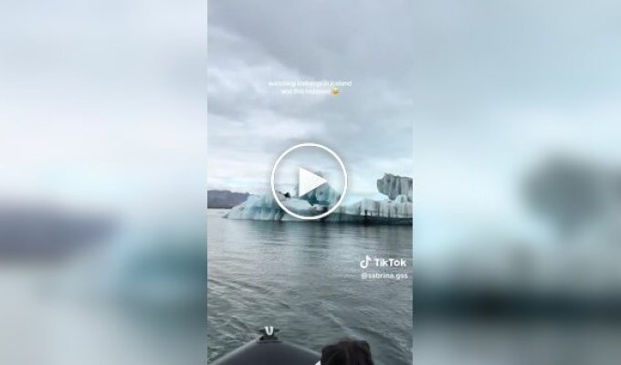 The boat shook: an iceberg collapsed into the water before the eyes of tourists