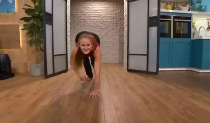 Женщина заменила спортзал на передвижение "на четвереньках" (2 фото + 1 видео)